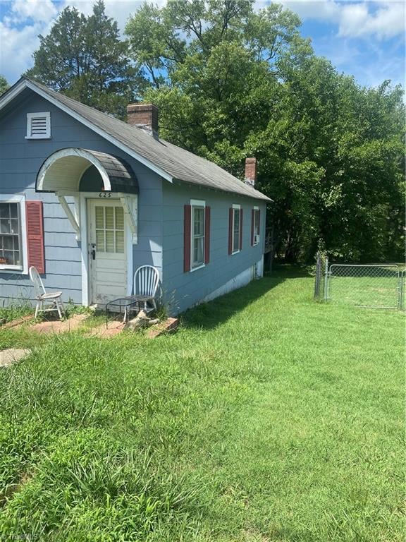 view of front of property featuring a front lawn