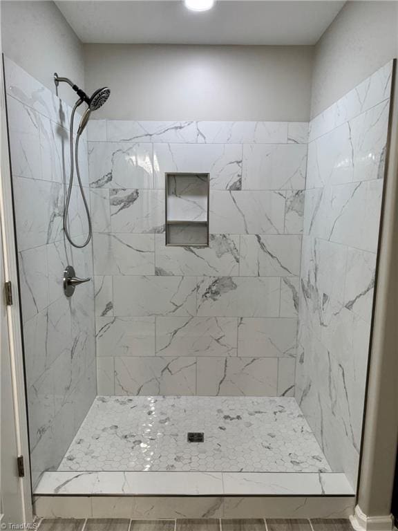 bathroom featuring tiled shower