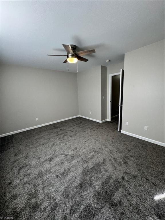 carpeted empty room featuring ceiling fan