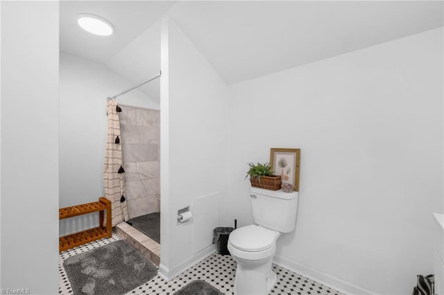 full bath featuring lofted ceiling, toilet, baseboards, and tiled shower