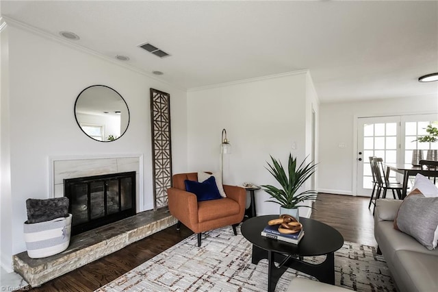 living room featuring hardwood / wood-style floors and crown molding