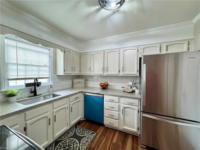 kitchen with a sink, backsplash, freestanding refrigerator, dishwashing machine, and dark wood-style flooring