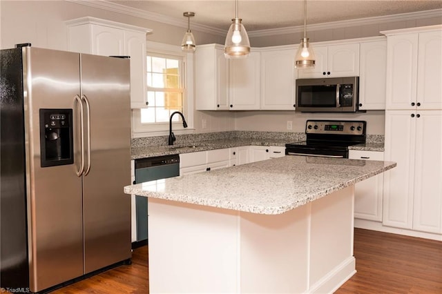 kitchen with stainless steel appliances, a sink, white cabinetry, dark wood-style floors, and crown molding
