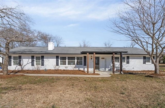 single story home with a front lawn