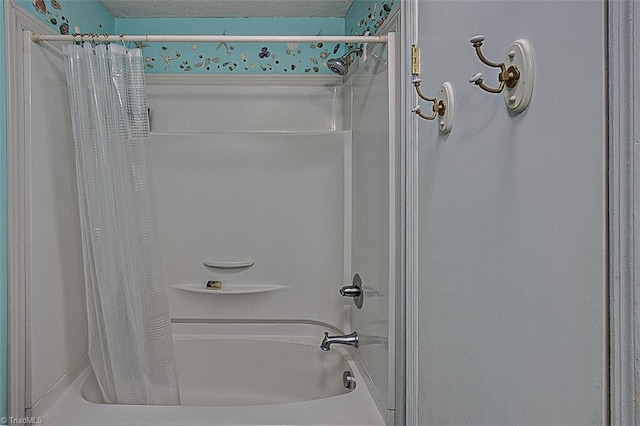 bathroom with shower / bath combo