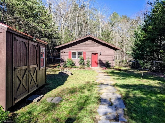 view of yard featuring a shed