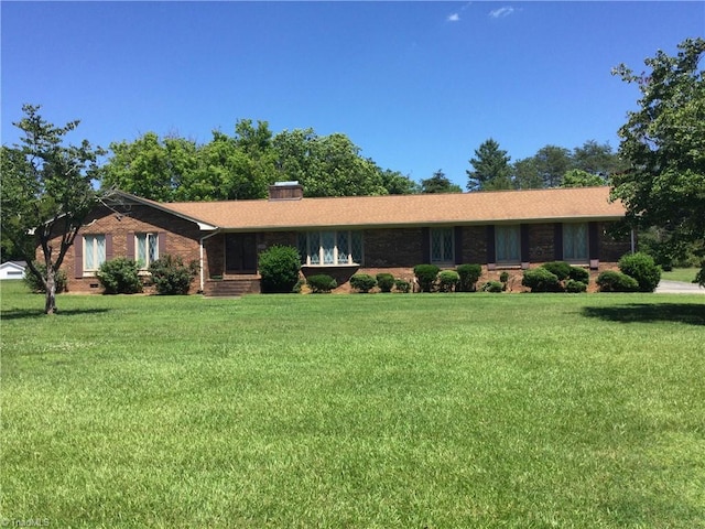 single story home featuring a front lawn