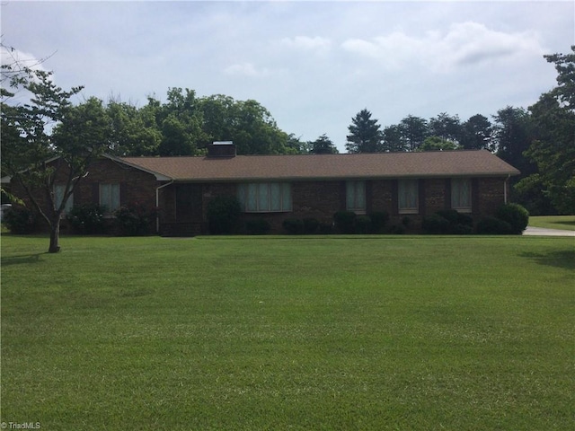 ranch-style house featuring a front lawn