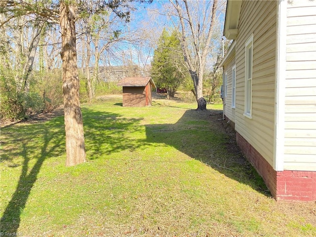 view of yard featuring a shed and an outdoor structure