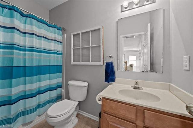 full bath featuring toilet, vanity, a shower with shower curtain, and baseboards