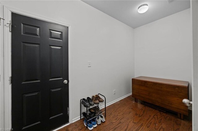 foyer featuring wood finished floors and baseboards