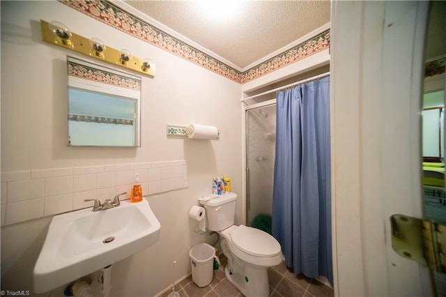 bathroom with sink, a shower with curtain, crown molding, a textured ceiling, and toilet