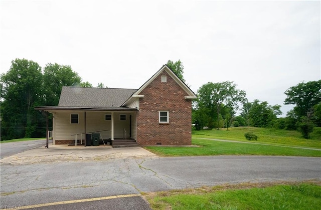 view of front of property featuring a front lawn