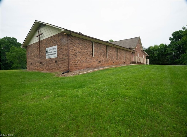 view of side of property featuring a yard