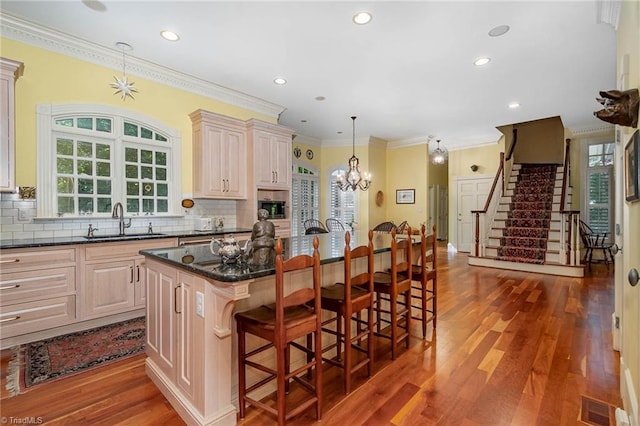 4432 Bent Tree Farm Rd, Winston-Salem, NC 27104 - kitchen featuring a kitchen bar, backsplash, dark wood-type flooring, a chandelier, and a center island