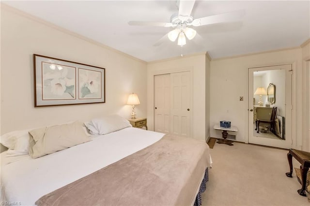 carpeted bedroom featuring ornamental molding, a ceiling fan, and a closet