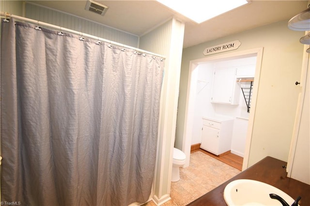 bathroom featuring toilet and sink