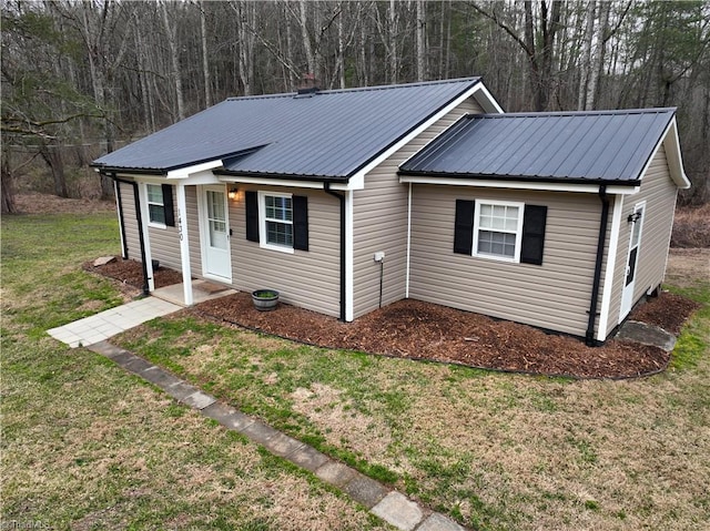 view of front of home with a front yard