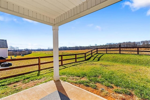 view of yard featuring a rural view