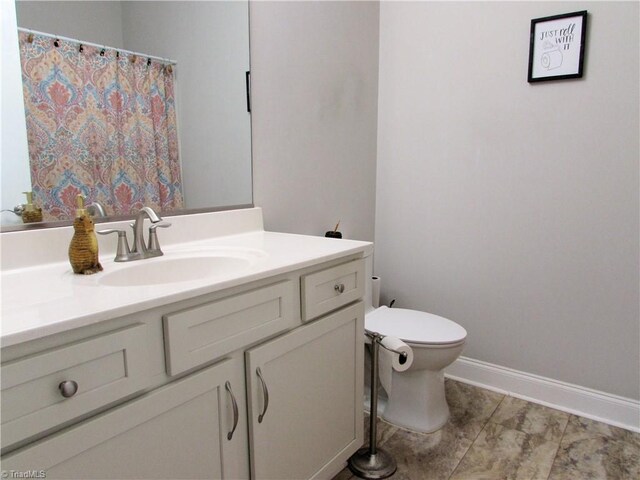 full bath with toilet, vanity, baseboards, and a shower with curtain