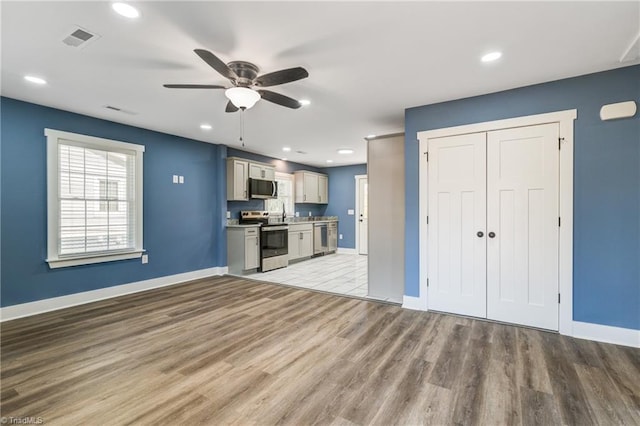 kitchen with baseboards, visible vents, stainless steel appliances, light wood-type flooring, and recessed lighting