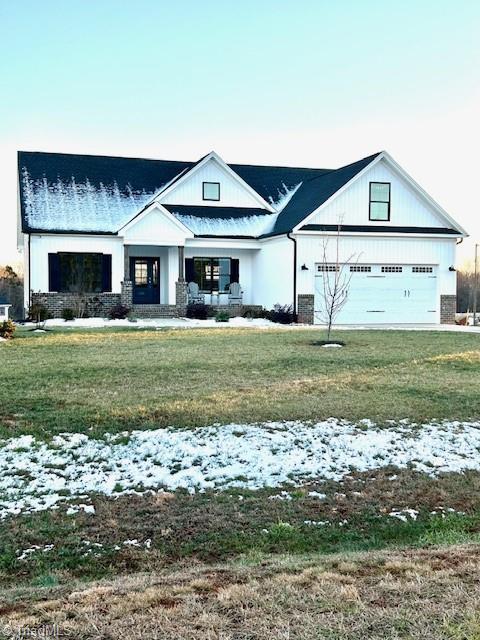 view of front of property featuring a lawn and a garage