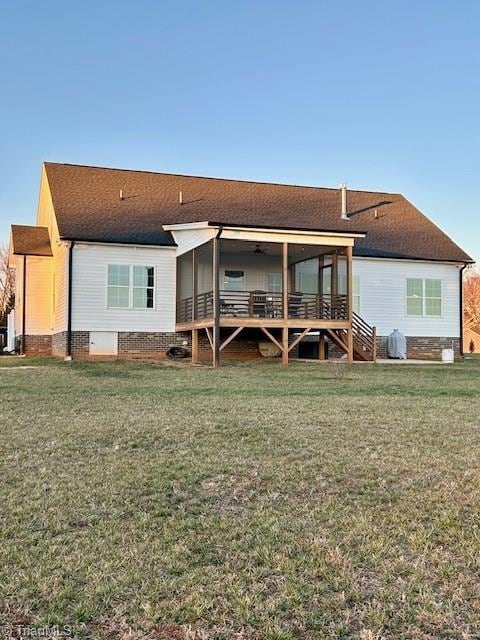 back of house featuring a lawn