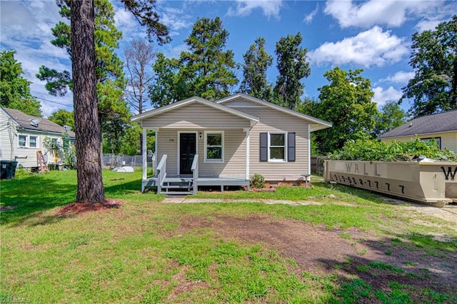 bungalow featuring a front lawn