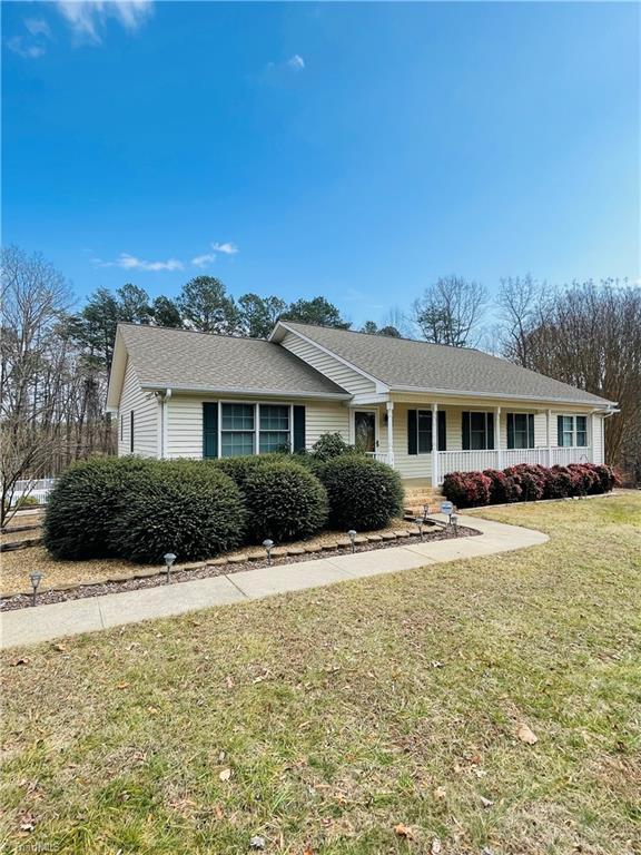 ranch-style home featuring a front lawn