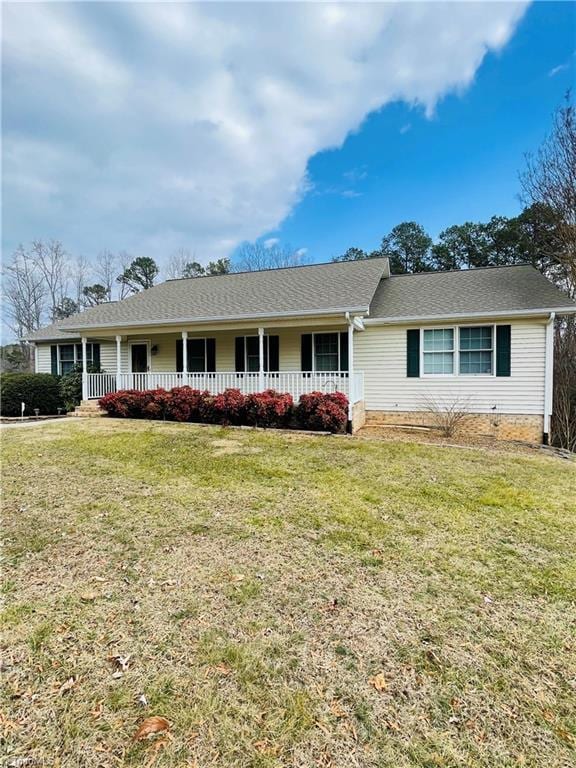 ranch-style home featuring a front lawn