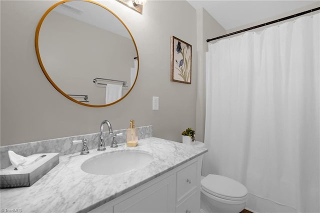 full bathroom with curtained shower, toilet, and vanity