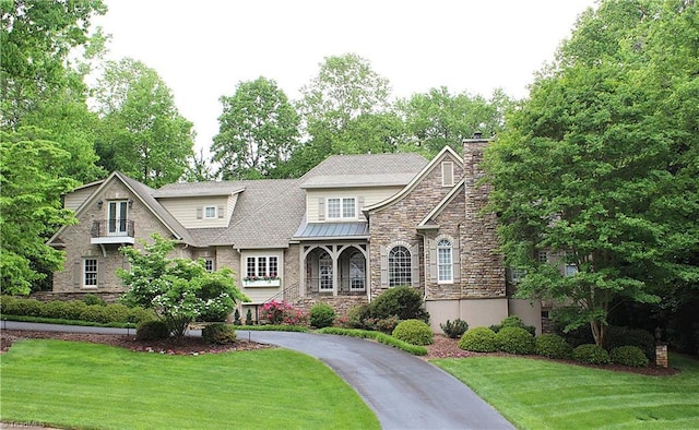 view of front of home with a front lawn