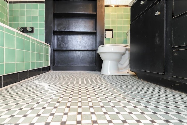 1025 W End Blvd, Winston-Salem, NC 27101 - bathroom with toilet and tile walls