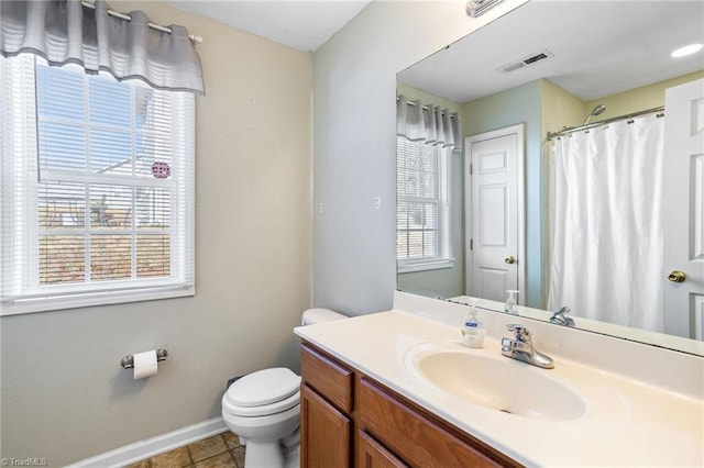 full bath with baseboards, plenty of natural light, toilet, and visible vents