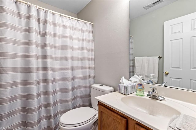 full bathroom featuring vanity, curtained shower, toilet, and visible vents