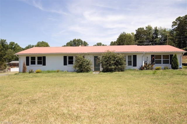 ranch-style home featuring a front lawn