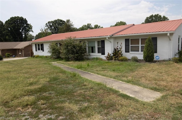 single story home with a front lawn