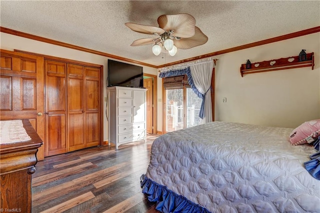 bedroom featuring dark hardwood / wood-style flooring, a textured ceiling, ceiling fan, and crown molding