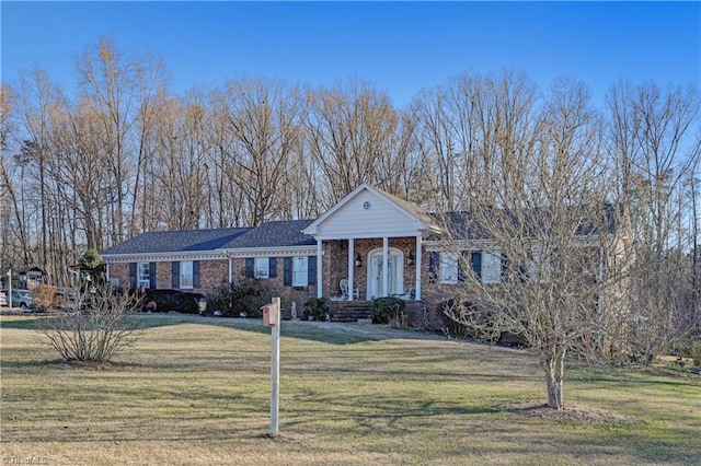 view of front facade featuring a front yard