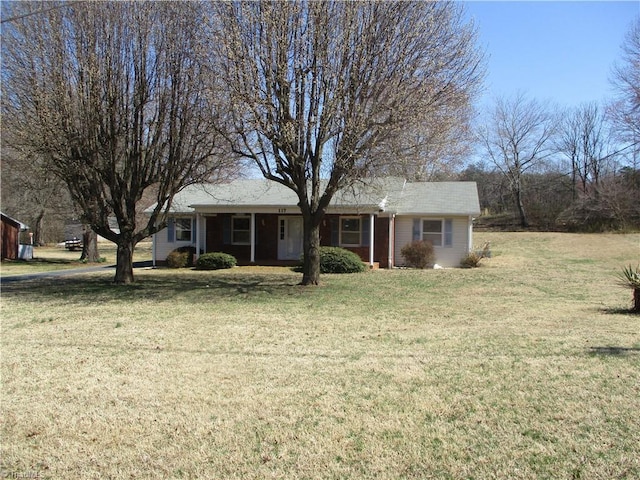 ranch-style home featuring a front lawn