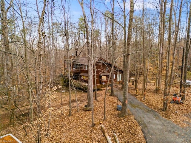 chalet / cabin featuring driveway