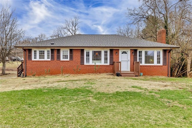 ranch-style home featuring a front lawn