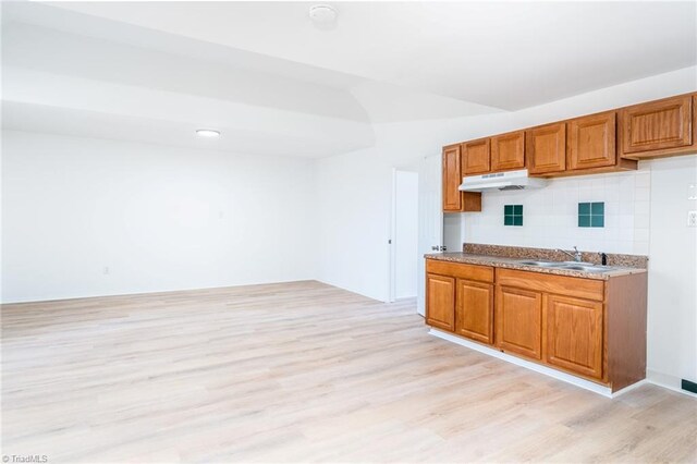 4114 Rose Lake Dr, Greensboro, NC 27407 - kitchen with light wood-type flooring, backsplash, and sink