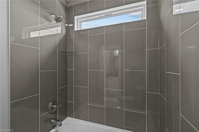 bathroom featuring tiled shower / bath