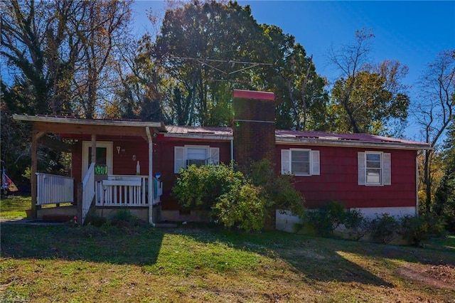 view of front of property featuring a front lawn and covered porch