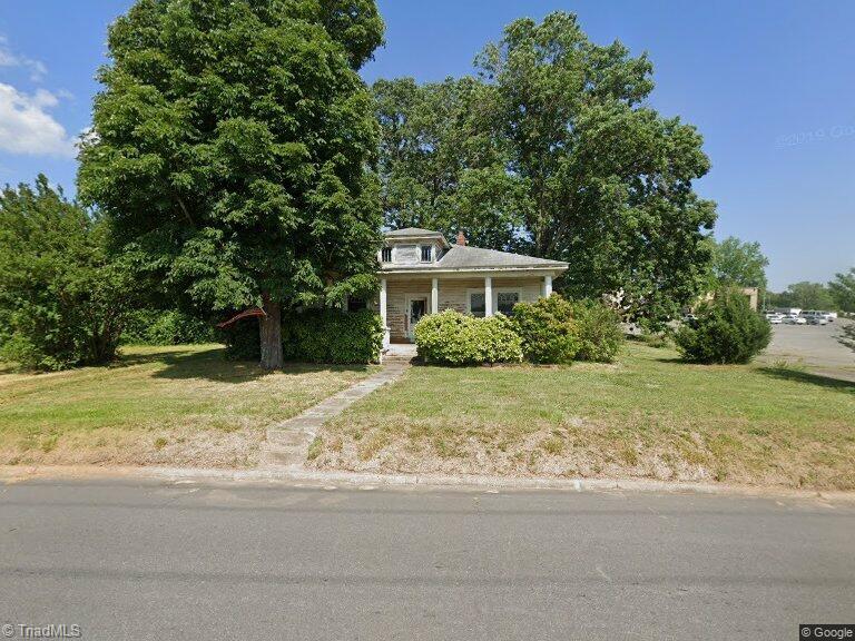 view of front of house featuring a front yard and covered porch