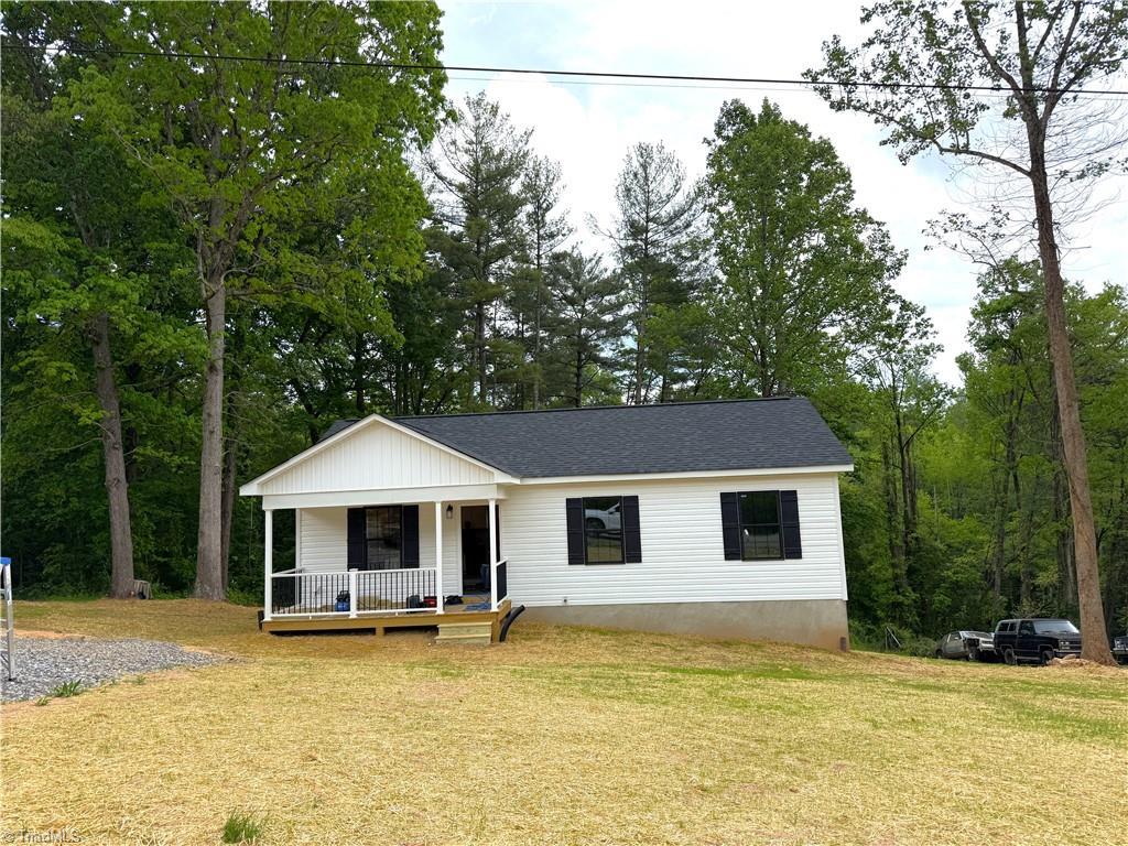 view of front facade with covered porch and a front lawn