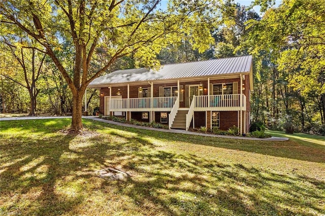 view of front of house featuring a wooden deck and a front lawn