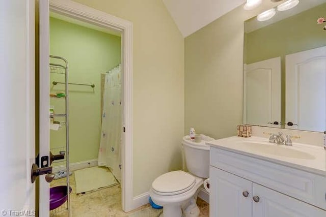 full bathroom with vanity, baseboards, vaulted ceiling, curtained shower, and toilet