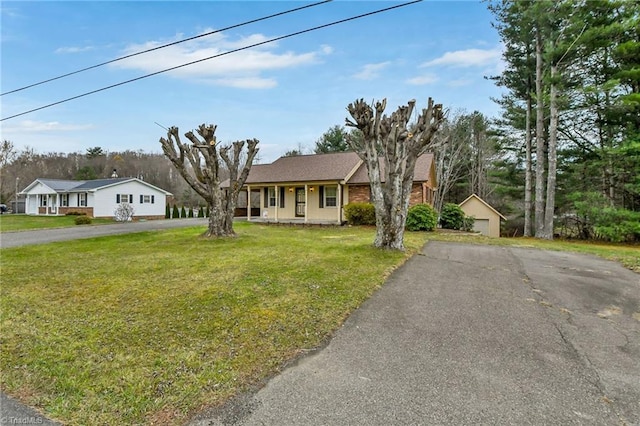 ranch-style home featuring a front lawn and a porch